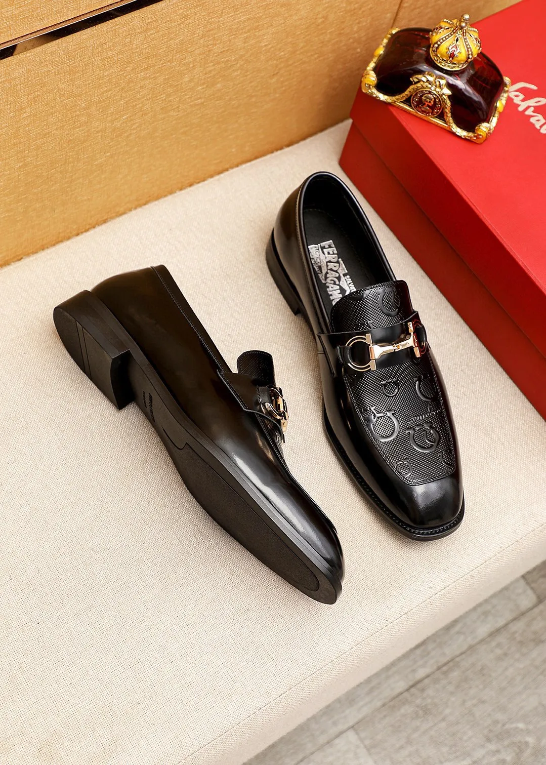 Men's shoes 💰460 💐 Product trademark: Ferragamo "Ferragamo" casual leather shoes Regular size: 38-44 (45.46🉑️customized) Product materials: Selected imported first-layer open-edge beaded cowhide floral upper + luxury hardware buckle, imported water-dyed cowhide leather lining. Strong three-dimensional visual effect, original rubber outsole Color: 1⃣️color optional